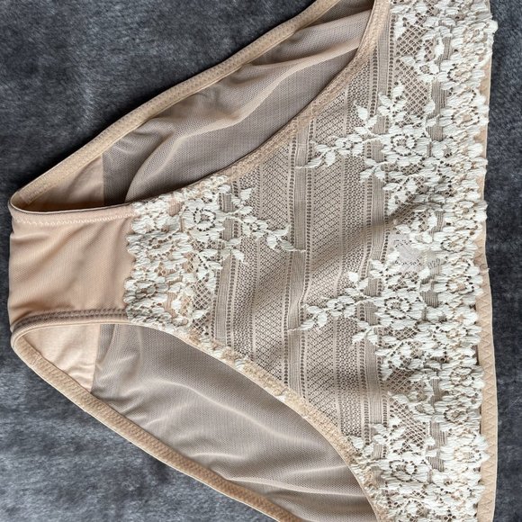 Never worn. Wacoal embrace lace chemise, bra and briefs set size 10 / small - Picture 10 of 13